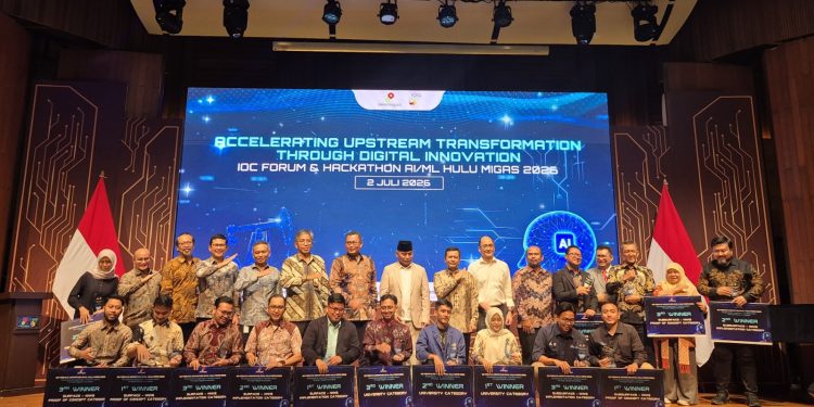 Manajemen PT Pertamina Hulu Rokan foto bersama dengan anggota tim yang mendapatkan juara dalam ajang Integrated Operation Centre (IOC) Forum & Hackathon Artificial Intelligence/Machine Learning (AI/ML) Hulu Migas 2026 yang diselenggarakan SKK Migas di Jakarta pada Kamis, 2 Juli 2026. (Foto : ist)