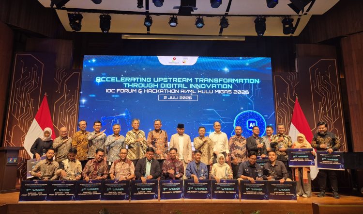 Manajemen PT Pertamina Hulu Rokan foto bersama dengan anggota tim yang mendapatkan juara dalam ajang Integrated Operation Centre (IOC) Forum & Hackathon Artificial Intelligence/Machine Learning (AI/ML) Hulu Migas 2026 yang diselenggarakan SKK Migas di Jakarta pada Kamis, 2 Juli 2026. (Foto : ist)