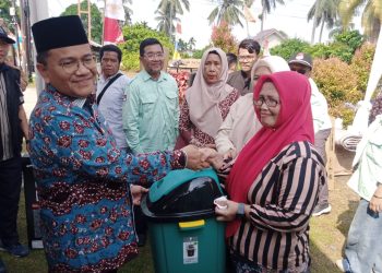 Wali Kota Jambi Maulana serahkan secara simbolis hibah barang Kampung Bahagia kepada para ketua RT di kelurahan Paal Merah. (Foto : Rolan - sinarjambi.com)