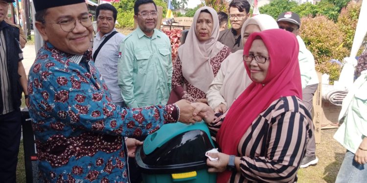 Wali Kota Jambi Maulana serahkan secara simbolis hibah barang Kampung Bahagia kepada para ketua RT di kelurahan Paal Merah. (Foto : Rolan - sinarjambi.com)