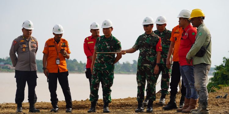 Plh Dansatgas Tinjau Water Intake dan Posko Mitigasi Karhutla PT WKS, Perkuat Sinergi Cegah Karhutla di Jambi. (Foto : ist)
