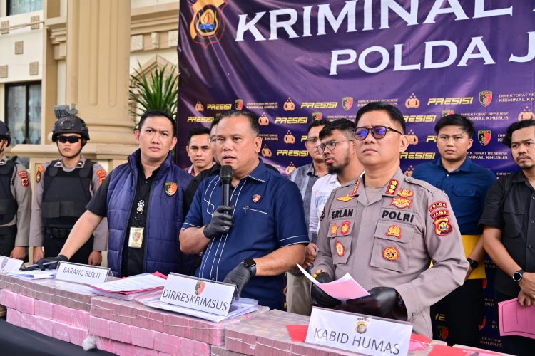 Ditreskrimsus Polda Jambi Ungkap Pembobolan Bank Jambi Rp144,82 Miliar, Tiga Tersangka Diamankan. (Foto : ist)