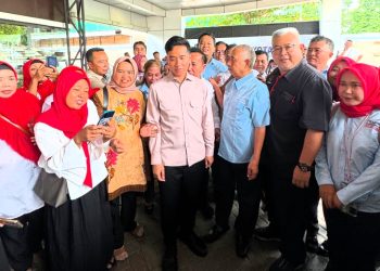 Wapres Gibran bersama Rudy Zhang (dua kanan) dan relawan Sekber 808 Jambi. (Foto : ist)