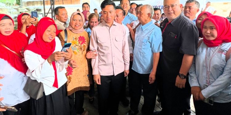 Wapres Gibran bersama Rudy Zhang (dua kanan) dan relawan Sekber 808 Jambi. (Foto : ist)