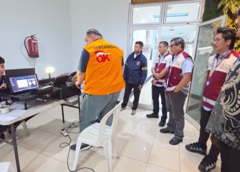OJK serahkan tersangka dan barang bukti kasus PT asuransi jiwa prolife ke kejaksaan negeri Jakarta Selatan. (Foto : ist)