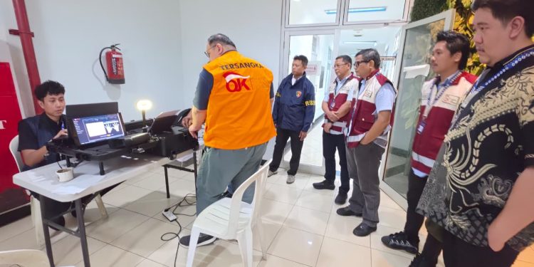 OJK serahkan tersangka dan barang bukti kasus PT asuransi jiwa prolife ke kejaksaan negeri Jakarta Selatan. (Foto : ist)