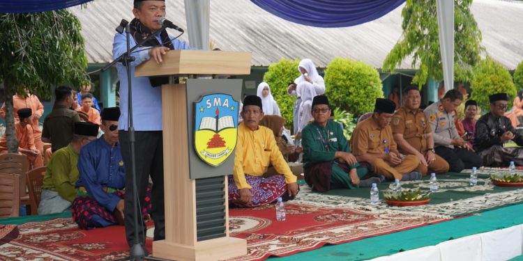 Gubernur Al Haris Apresiasi Penyerahan Murid Baru Secara Adat Melayu Jambi di SMA Negeri 1 Muaro Jambi. (Foto : ist)