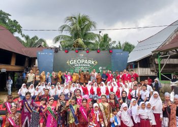Pembukaan Festival Geopark Merangin Berlangsung Meriah, Wabup A. Khafidh Ajak Warga Jaga Warisan Budaya. (Foto : ist)