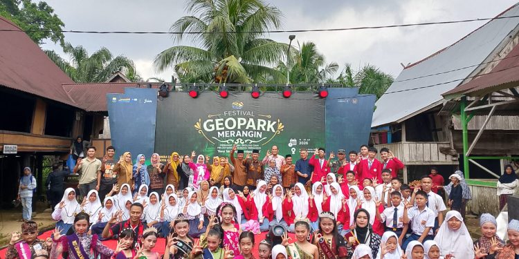 Pembukaan Festival Geopark Merangin Berlangsung Meriah, Wabup A. Khafidh Ajak Warga Jaga Warisan Budaya. (Foto : ist)