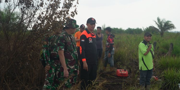 Kasrem 042/Gapu Tinjau Lokasi Karhutla di Muaro Jambi, Pastikan Api Padam dan Pendinginan Berjalan Optimal. (Foto : ist)
