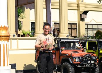 Kapolda Jambi Irjen Pol Krisno H Siregar melepas peserta offroader. (Foto : ist)