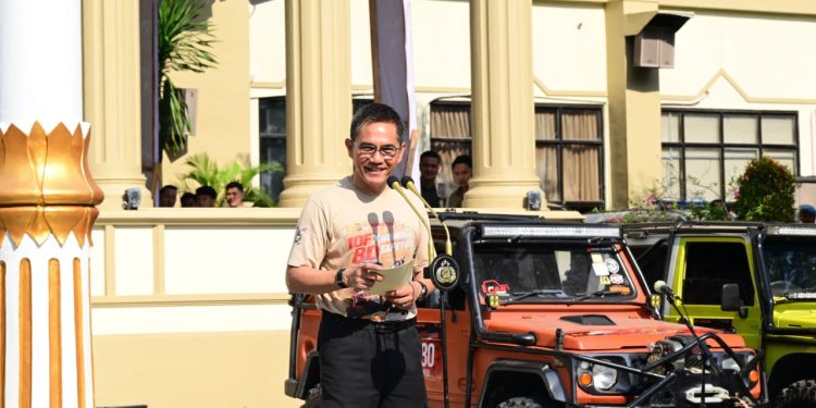 Kapolda Jambi Irjen Pol Krisno H Siregar melepas peserta offroader. (Foto : ist)