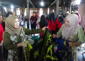 Hj. Hesti Haris Dorong Lahirnya Wirausaha Muda Melalui Pelatihan Batik Kontemporer PKW. (Foto : ist)