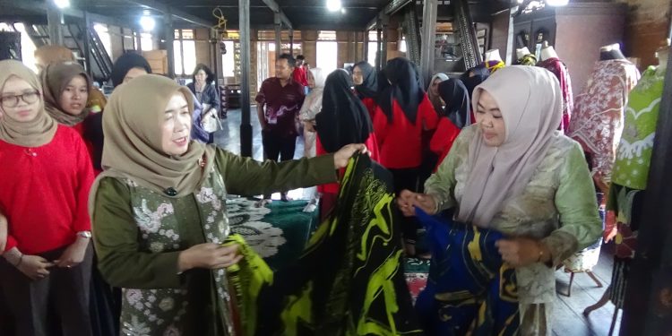 Hj. Hesti Haris Dorong Lahirnya Wirausaha Muda Melalui Pelatihan Batik Kontemporer PKW. (Foto : ist)