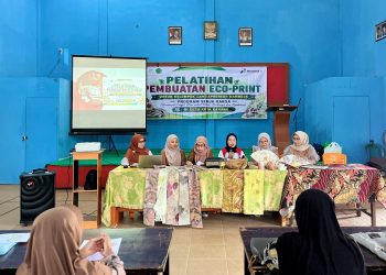 Kelompok Lansiapreneur Kamboja mengikuti pelatihan pembuatan batik eco-print berbahan pewarna alami yang digelar Pertamina EP Jambi di Desa Kota Karang, Muaro Jambi, sebagai upaya mendorong kemandirian ekonomi lansia berbasis ekonomi hijau. (Foto : ist)