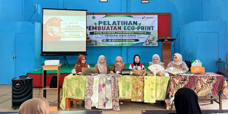 Kelompok Lansiapreneur Kamboja mengikuti pelatihan pembuatan batik eco-print berbahan pewarna alami yang digelar Pertamina EP Jambi di Desa Kota Karang, Muaro Jambi, sebagai upaya mendorong kemandirian ekonomi lansia berbasis ekonomi hijau. (Foto : ist)