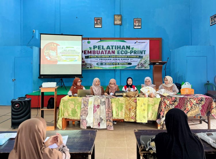 Kelompok Lansiapreneur Kamboja mengikuti pelatihan pembuatan batik eco-print berbahan pewarna alami yang digelar Pertamina EP Jambi di Desa Kota Karang, Muaro Jambi, sebagai upaya mendorong kemandirian ekonomi lansia berbasis ekonomi hijau. (Foto : ist)