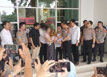 Kapolda Jambi Pimpin Konferensi Pers Dugaan TPPO dan Serahkan Kembali Bayi 8 Bulan kepada Ibu Kandung. (Foto : ist)