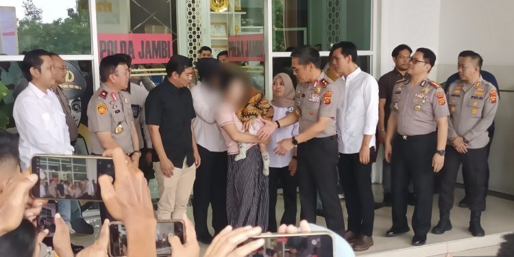 Kapolda Jambi Pimpin Konferensi Pers Dugaan TPPO dan Serahkan Kembali Bayi 8 Bulan kepada Ibu Kandung. (Foto : ist)
