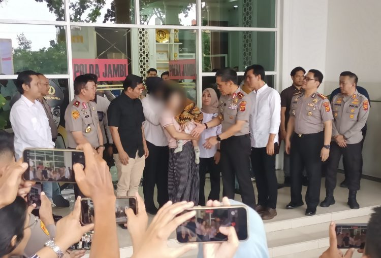 Kapolda Jambi Pimpin Konferensi Pers Dugaan TPPO dan Serahkan Kembali Bayi 8 Bulan kepada Ibu Kandung. (Foto : ist)