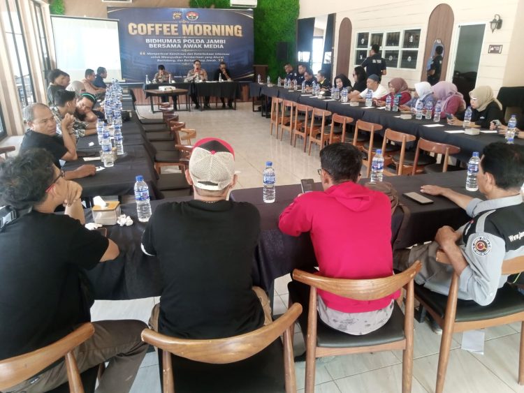 Suasana pertemuan coffee morning Subbid Penmas Bidhumas Polda Jambi. (Foto : Rolan - sinarjambi.com)