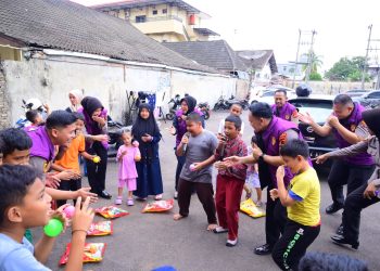 Pulihkan Trauma Pascakebakaran, Biro SDM Polda Jambi Berikan Support Psikologi kepada Keluarga Korban. (Foto : ist)