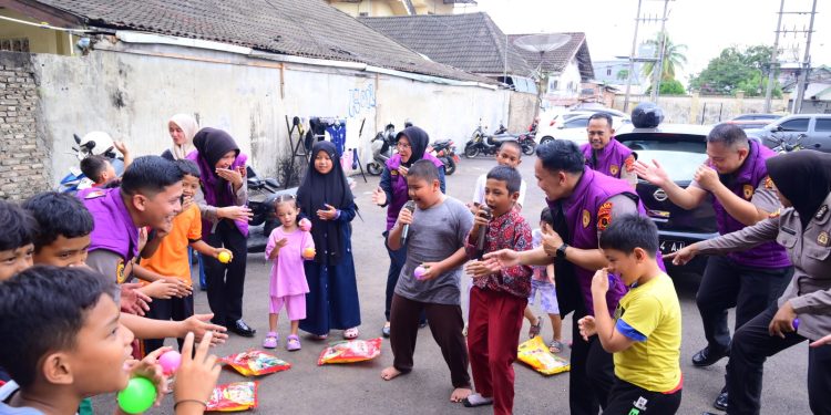 Pulihkan Trauma Pascakebakaran, Biro SDM Polda Jambi Berikan Support Psikologi kepada Keluarga Korban. (Foto : ist)