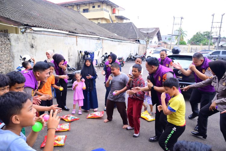 Pulihkan Trauma Pascakebakaran, Biro SDM Polda Jambi Berikan Support Psikologi kepada Keluarga Korban. (Foto : ist)