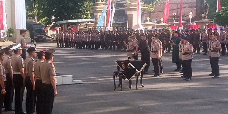 Kapolda Jambi Irjen Pol Krisno H Siregar mengambil sumpah pejabat yang baru dilantik. (Foto : Rolan - sinarjambi.com)