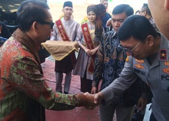 Wakapolda Jambi Brigjen Pol Benny Ali menyambut kedatangan Menteri Fadly Zon di bandara Sultan Thaha Syaifuddin Jambi. (Foto : Rolan - sinarjambi.com)