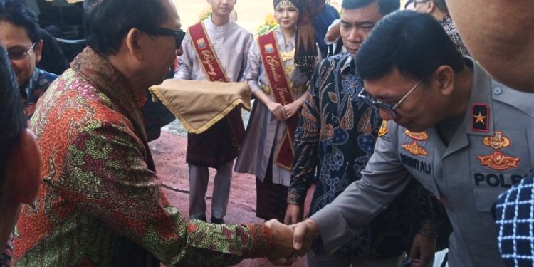 Wakapolda Jambi Brigjen Pol Benny Ali menyambut kedatangan Menteri Fadly Zon di bandara Sultan Thaha Syaifuddin Jambi. (Foto : Rolan - sinarjambi.com)