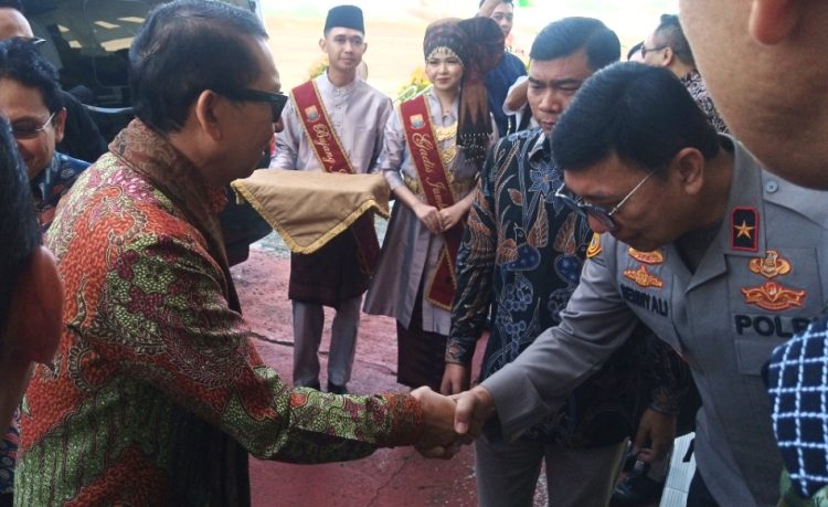 Wakapolda Jambi Brigjen Pol Benny Ali menyambut kedatangan Menteri Fadly Zon di bandara Sultan Thaha Syaifuddin Jambi. (Foto : Rolan - sinarjambi.com)