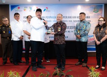 General Manager PHR Zona 1, Mefredi bersama Kepala Kejaksaan Tinggi Jambi, Sugeng Hariadi menandatangani perpanjangan Perjanjian Kerja Sama penanganan masalah hukum bidang perdata dan tata usaha negara di Hotel BW Luxury Jambi, Rabu (29/7). Kerja sama ini memperkuat perlindungan aset negara dan penerapan tata kelola perusahaan yang baik. (Foto : ist)