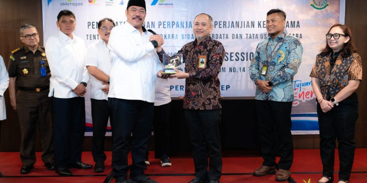General Manager PHR Zona 1, Mefredi bersama Kepala Kejaksaan Tinggi Jambi, Sugeng Hariadi menandatangani perpanjangan Perjanjian Kerja Sama penanganan masalah hukum bidang perdata dan tata usaha negara di Hotel BW Luxury Jambi, Rabu (29/7). Kerja sama ini memperkuat perlindungan aset negara dan penerapan tata kelola perusahaan yang baik. (Foto : ist)