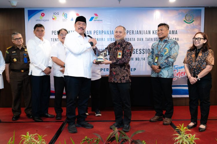 General Manager PHR Zona 1, Mefredi bersama Kepala Kejaksaan Tinggi Jambi, Sugeng Hariadi menandatangani perpanjangan Perjanjian Kerja Sama penanganan masalah hukum bidang perdata dan tata usaha negara di Hotel BW Luxury Jambi, Rabu (29/7). Kerja sama ini memperkuat perlindungan aset negara dan penerapan tata kelola perusahaan yang baik. (Foto : ist)