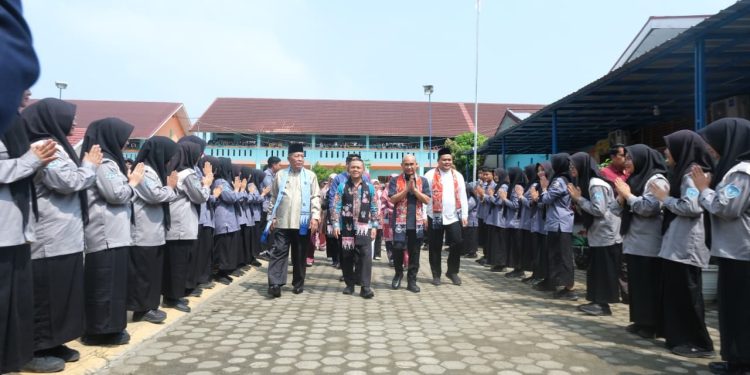Wagub Sani Bersama Wamen Dikdasmen RI Luncurkan Aplikasi Bungo Pintar, Dorong Transformasi Digital Pendidikan di Jambi. (Foto : ist)