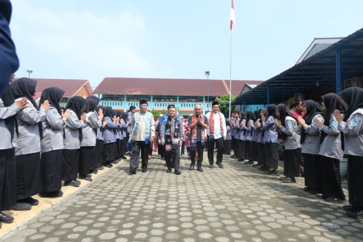 Wagub Sani Bersama Wamen Dikdasmen RI Luncurkan Aplikasi Bungo Pintar, Dorong Transformasi Digital Pendidikan di Jambi. (Foto : ist)