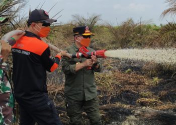 Turun Langsung Padamkan Karhutla di Air Merah, Gubernur Al Haris: Api Sudah 3 Hari, Gambut Sulit Dipadamkan. (Foto : ist)
