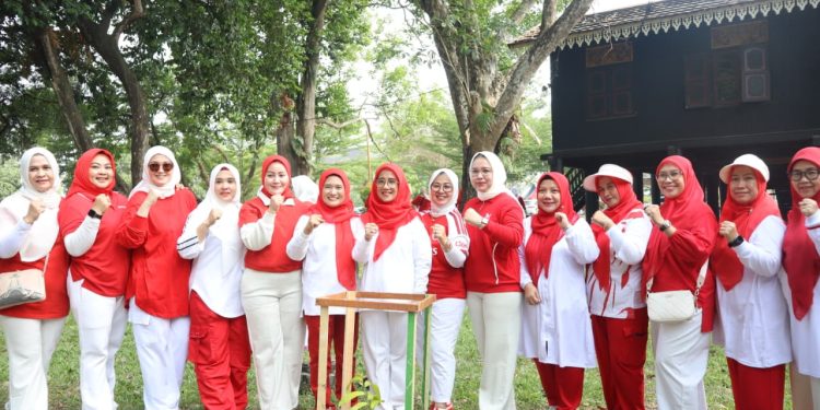 Semarak HUT ke-81 RI, DWP Provinsi Jambi Gelar Senam Bersama dan Gerakan Peduli Lingkungan. (Foto : ist)