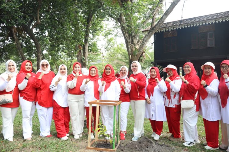 Semarak HUT ke-81 RI, DWP Provinsi Jambi Gelar Senam Bersama dan Gerakan Peduli Lingkungan. (Foto : ist)