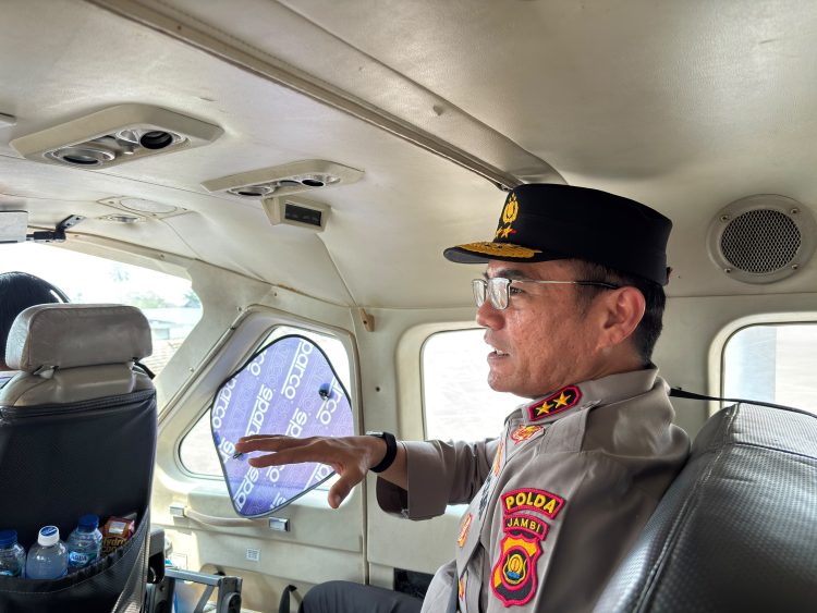 Kapolda Jambi Bersama Satgas Karhutla Pantau Langsung Kebakaran Lahan Gambut. (Foto : ist)