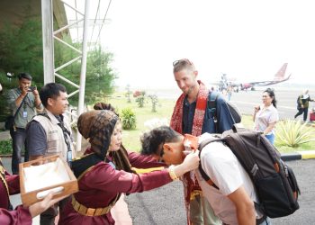Pemkab Merangin Sambut Tim Evaluator UNESCO di Bandara Muaro Bungo. (Foto : ist)