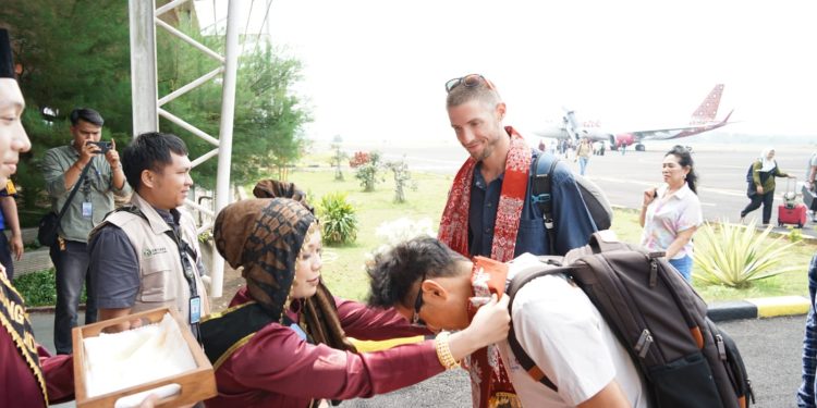 Pemkab Merangin Sambut Tim Evaluator UNESCO di Bandara Muaro Bungo. (Foto : ist)
