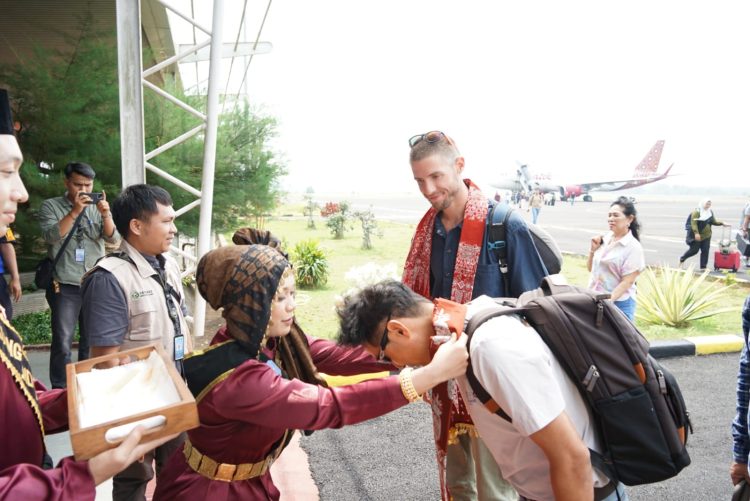 Pemkab Merangin Sambut Tim Evaluator UNESCO di Bandara Muaro Bungo. (Foto : ist)