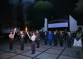 Kapolda Jambi memimpin renungan suci di TMP Satria Bhakti. (Foto : ist)