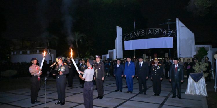 Kapolda Jambi memimpin renungan suci di TMP Satria Bhakti. (Foto : ist)