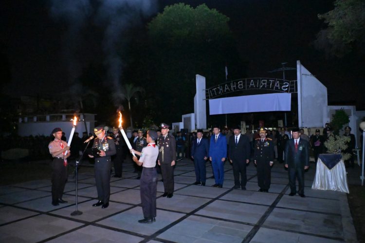 Kapolda Jambi memimpin renungan suci di TMP Satria Bhakti. (Foto : ist)