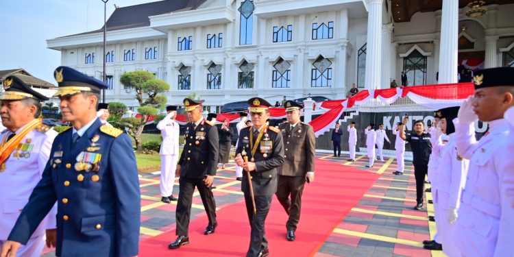 Kapolda Jambi Hadiri Upacara Pengibaran Duplikat Pusaka Bendera Merah Putih HUT ke-81 RI. (Foto : ist)
