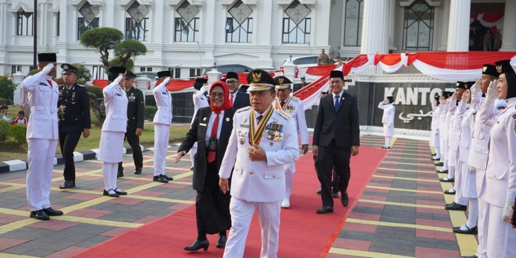 Gubernur Al Haris dan Forkopimda Hadiri Upacara Penurunan Bendera dengan Khidmat, Sampaikan Ucapan Terima Kasih. (Foto : ist)