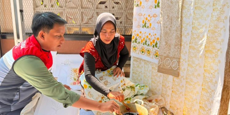 Rumah Kreatif Boek Khaman yang dikembangkan PEP Limau Field di Desa Lubuk Raman mendorong masyarakat mengembangkan batik dan pemanfaatan potensi bambu yang meningkatkan aktivitas ekonomi masyarakat. (Foto : ist)